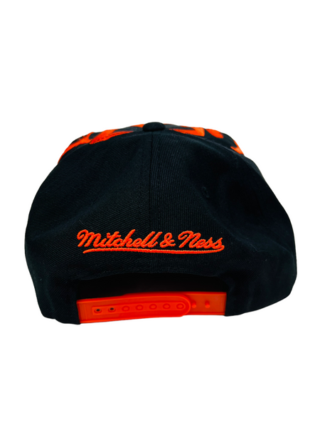 Mitchell & Ness Philadelphia Flyers Team Pin Snapback Hat | HHSS5373-PFLYYPPPBLCK